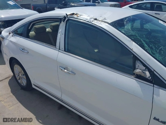 2017 Hyundai Sonata Hybrid SE with VIN KMHE24L35HA075551, listed as a IAAI auction lot 41666119 with 28,951 mi miles. Bid and sale history available at carsss.com. Image 6.