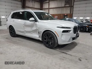 2025 BMW X7 xDrive40i z VIN 5UX23EM06S9Y80559, wystawiony jako IAAI lot #41972899 z przebiegiem 3410 mil mil oraz . Historia ofert i sprzedaży dostępna na DreamBid. Obrazek 1.