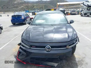 2025 Volkswagen Jetta GLI Autobahn z VIN 3VW2T7BU9SM003551, wystawiony jako IAAI lot #41808269 z przebiegiem 4 038 mil mil oraz . Historia ofert i sprzedaży dostępna na DreamBid. Obrazek 12.