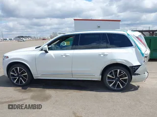 2024 Volvo XC90 Ultimate Bright Theme z VIN YV4062PF5R1157354, wystawiony jako IAAI lot #42085274 z przebiegiem 19 985 mil mil oraz . Historia ofert i sprzedaży dostępna na DreamBid. Obrazek 14.