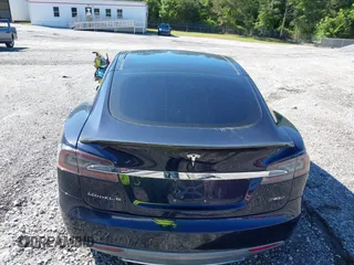 2015 Tesla Model S 85D with VIN 5YJSA4H47FF083005, listed as a IAAI auction lot 40970624 with 84,327 mi miles. Bid and sale history available at carsss.com. Image 17.