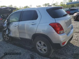 2020 Chevrolet Trax LS z VIN KL7CJKSB1LB312743, wystawiony jako Copart lot #52165565 z przebiegiem Nie podano mil oraz Szkoda całkowita • Salvage title. Historia ofert i sprzedaży dostępna na DreamBid. Obrazek 2.