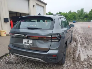 2025 Volkswagen Taos z VIN 3VV5C7B24SM004848, wystawiony jako IAAI lot #42118721 z przebiegiem 6378 mil mil oraz . Historia ofert i sprzedaży dostępna na DreamBid. Obrazek 6.