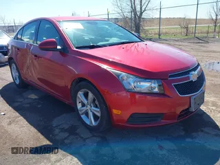 2014 Chevrolet Cruze 2LT z VIN 1G1PE5SB2E7375682, wystawiony jako IAAI lot #42140881 z przebiegiem 103 484 mil mil oraz . Historia ofert i sprzedaży dostępna na DreamBid. Obrazek 1.