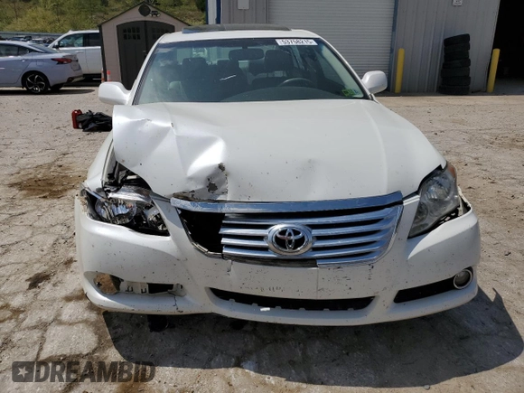 2008 Toyota Avalon XL z VIN 4T1BK36BX8U301646, wystawiony jako Copart lot #53758215 z przebiegiem Nie podano mil oraz Szkoda całkowita • Salvage title. Historia ofert i sprzedaży dostępna na DreamBid. Obrazek 5.