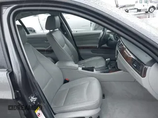 2007 BMW 3 Series 328i z VIN WBAVA33557KX75790, wystawiony jako IAAI lot #41494012 z przebiegiem 115 236 mil mil oraz . Historia ofert i sprzedaży dostępna na DreamBid. Obrazek 5.