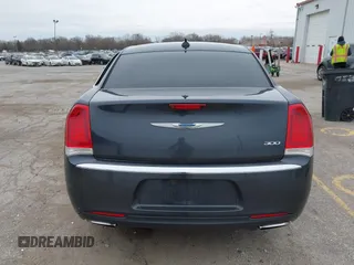 2016 Chrysler 300 Anniversary Edition z VIN 2C3CCAAG0GH135642, wystawiony jako IAAI lot #42073900 z przebiegiem 147 476 mil mil oraz . Historia ofert i sprzedaży dostępna na DreamBid. Obrazek 16.
