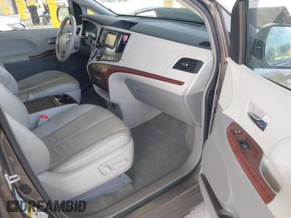 2014 Toyota Sienna Limited z VIN 5TDDK3DC9ES088584, wystawiony jako IAAI lot #42333016 z przebiegiem 115 138 mil mil oraz . Historia ofert i sprzedaży dostępna na DreamBid. Obrazek 5.