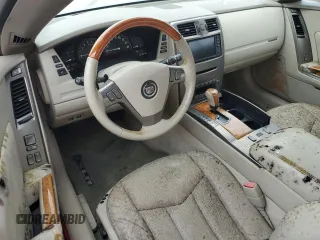 2005 Cadillac XLR z VIN 1G6YV34A855601016, wystawiony jako Copart lot #74436784 z przebiegiem Nie podano mil oraz Szkody całkowita. Historia ofert i sprzedaży dostępna na DreamBid. Obrazek 8.
