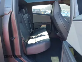 2024 Tesla Cybertruck z VIN 7G2CEHEDXRA022640, wystawiony jako IAAI lot #41423630 z przebiegiem 18 474 mil mil oraz . Historia ofert i sprzedaży dostępna na DreamBid. Obrazek 8.