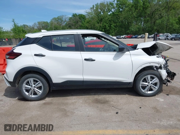 2022 Nissan Kicks S z VIN 3N1CP5BV3NL523119, wystawiony jako IAAI lot #42122504 z przebiegiem 28 062 mil mil oraz . Historia ofert i sprzedaży dostępna na DreamBid. Obrazek 14.