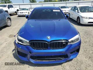 2018 BMW M5 z VIN WBSJF0C51JB282030, wystawiony jako Copart lot #54773835 z przebiegiem 44 046 mil mil oraz Szkody całkowita. Historia ofert i sprzedaży dostępna na DreamBid. Obrazek 5.