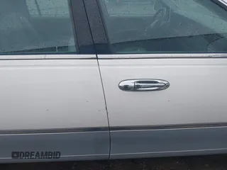 1999 Lincoln Town Car Signature z VIN 1LNHM82W5XY677222, wystawiony jako IAAI lot #41861916 z przebiegiem 207 900 mil mil oraz . Historia ofert i sprzedaży dostępna na DreamBid. Obrazek 13.