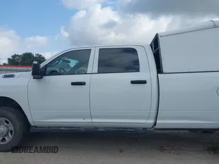 2024 Ram 2500 Tradesman z VIN 3C6UR5HJ2RG234917, wystawiony jako IAAI lot #42247031 z przebiegiem 26 718 mil mil oraz . Historia ofert i sprzedaży dostępna na DreamBid. Obrazek 14.