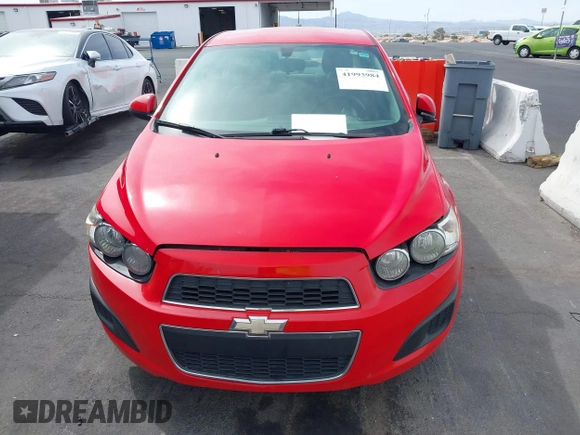 2015 Chevrolet Sonic LT z VIN 1G1JC5SH1F4139849, wystawiony jako IAAI lot #41993984 z przebiegiem 147 240 mil mil oraz . Historia ofert i sprzedaży dostępna na DreamBid. Obrazek 6.