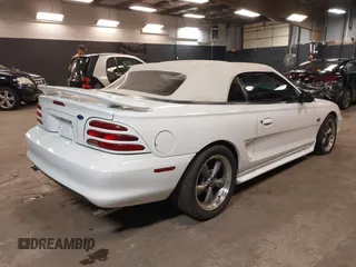 1995 Ford Mustang z VIN 1FALP45T8SF226134, wystawiony jako IAAI lot #42378456 z przebiegiem 34 868 mil mil oraz . Historia ofert i sprzedaży dostępna na DreamBid. Obrazek 4.