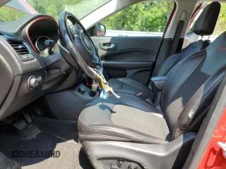 2020 Jeep Compass Trailhawk z VIN 3C4NJDDB5LT238584, wystawiony jako Copart lot #65119345 z przebiegiem 37 854 mil mil oraz Szkoda całkowita • Salvage title. Historia ofert i sprzedaży dostępna na DreamBid. Obrazek 7.
