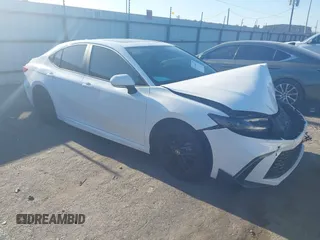 2025 Toyota Camry LE z VIN 4T1DAACK8SU022434, wystawiony jako IAAI lot #41939633 z przebiegiem 9 076 mil mil oraz . Historia ofert i sprzedaży dostępna na DreamBid. Obrazek 1.