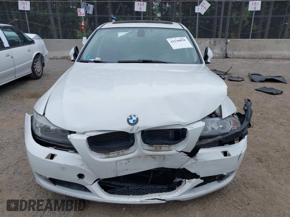 2011 BMW 3 Series 328i xDrive z VIN WBAPK5G59BNN27626, wystawiony jako IAAI lot #42140058 z przebiegiem 122 120 mil mil oraz . Historia ofert i sprzedaży dostępna na DreamBid. Obrazek 13.