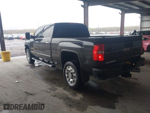 2017 GMC Sierra 2500HD Denali z VIN 1GT12UEY8HF222623, wystawiony jako IAAI lot #41985737 z przebiegiem 133 683 mil mil oraz . Historia ofert i sprzedaży dostępna na DreamBid. Obrazek 3.