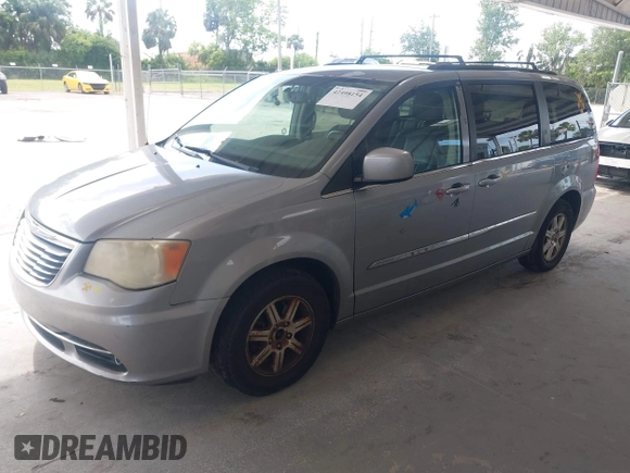 2013 Chrysler Town & Country Touring z VIN 2C4RC1BG0DR658041, wystawiony jako IAAI lot #42498154 z przebiegiem 141 626 mil mil oraz . Historia ofert i sprzedaży dostępna na DreamBid. Obrazek 2.