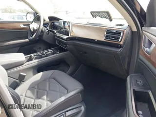 2024 Volkswagen Atlas SE z VIN 1V2JR2CAXRC512272, wystawiony jako IAAI lot #41642077 z przebiegiem 13 583 mil mil oraz . Historia ofert i sprzedaży dostępna na DreamBid. Obrazek 5.