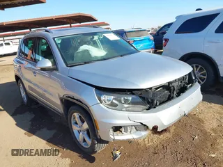 2013 Volkswagen Tiguan SEL z VIN WVGBV7AX2DW545128, wystawiony jako IAAI lot #41634336 z przebiegiem 132 792 mil mil oraz . Historia ofert i sprzedaży dostępna na DreamBid. Obrazek 1.