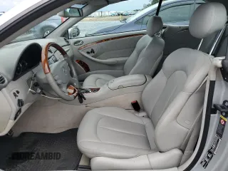 2005 Mercedes-Benz CLK 320 z VIN WDBTK65G85T035650, wystawiony jako Copart lot #55612865 z przebiegiem 93 588 mil mil oraz Szkoda całkowita • Salvage title. Historia ofert i sprzedaży dostępna na DreamBid. Obrazek 7.