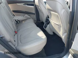 2017 Lincoln MKX Premiere z VIN 2LMPJ8JR3HBL43225, wystawiony jako IAAI lot #41463682 z przebiegiem 121 108 mil mil oraz . Historia ofert i sprzedaży dostępna na DreamBid. Obrazek 8.