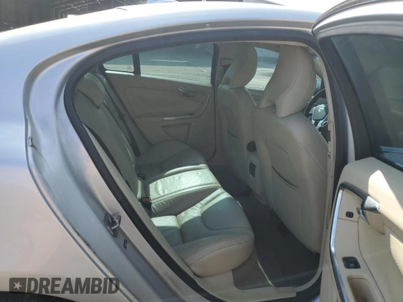2014 Volvo S60 T5 z VIN YV1612FS3E2295726, wystawiony jako Copart lot #57293655 z przebiegiem 100 670 mil mil oraz Czysty tytuł • Clean title. Historia ofert i sprzedaży dostępna na DreamBid. Obrazek 10.