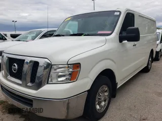 2018 Nissan NV Cargo S z VIN 1N6BF0KYXJN805015, wystawiony jako IAAI lot #42403871 z przebiegiem 171 667 mil mil oraz . Historia ofert i sprzedaży dostępna na DreamBid. Obrazek 1.