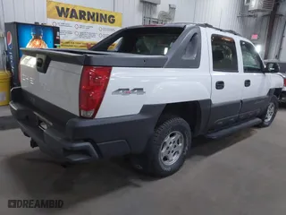 2005 Chevrolet Avalanche Z71 with VIN 3GNEK12Z45G118046, listed as a IAAI auction lot 41838447 with 203,799 mi miles. Bid and sale history available at carsss.com. Image 4.