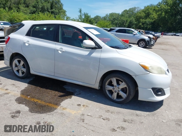 2009 Toyota Matrix S z VIN 2T1KE40EX9C008817, wystawiony jako IAAI lot #42866283 z przebiegiem 321 201 mil mil oraz . Historia ofert i sprzedaży dostępna na DreamBid. Obrazek 1.