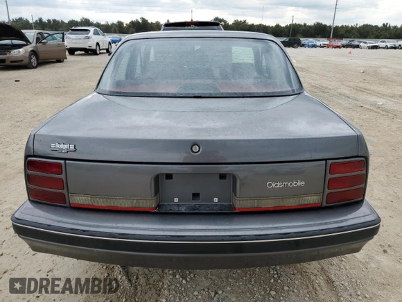 1992 Oldsmobile Cutlass z VIN 1G3AL54N4N6438104, wystawiony jako Copart lot #74415204 z przebiegiem 118 459 mil mil oraz Szkody całkowita. Historia ofert i sprzedaży dostępna na DreamBid. Obrazek 6.