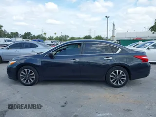 2017 Nissan Altima SR z VIN 1N4AL3AP6HC221871, wystawiony jako IAAI lot #42171292 z przebiegiem 59 608 mil mil oraz . Historia ofert i sprzedaży dostępna na DreamBid. Obrazek 14.