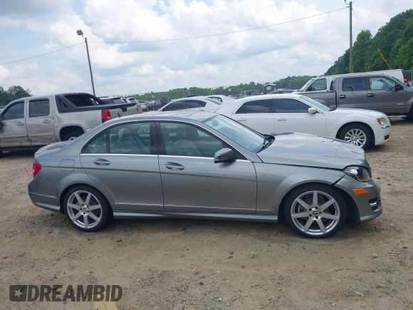 2014 Mercedes-Benz C 250 Sport z VIN WDDGF4HB6EA942040, wystawiony jako IAAI lot #42290082 z przebiegiem 91 327 mil mil oraz . Historia ofert i sprzedaży dostępna na DreamBid. Obrazek 13.