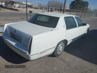 1999 Cadillac DeVille z VIN 1G6KD54Y6XU728681, wystawiony jako IAAI lot #41362191 z przebiegiem 163 540 mil mil oraz . Historia ofert i sprzedaży dostępna na DreamBid. Obrazek 4.