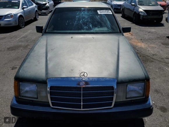 1993 Mercedes-Benz 400 E z VIN WDBEA34E3PB937142, wystawiony jako Copart lot #50444585 z przebiegiem 275 929 mil mil oraz Czysty tytuł • Clean title. Historia ofert i sprzedaży dostępna na DreamBid. Obrazek 5.