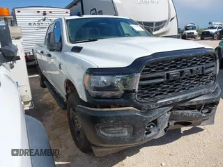 2024 Ram 2500 Tradesman z VIN 3C6UR5HL3RG157721, wystawiony jako IAAI lot #42770427 z przebiegiem 28 851 mil mil oraz . Historia ofert i sprzedaży dostępna na DreamBid. Obrazek 1.