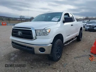 2013 Toyota Tundra z VIN 5TFRM5F19DX064236, wystawiony jako IAAI lot #41701170 z przebiegiem 147 312 mil mil oraz . Historia ofert i sprzedaży dostępna na DreamBid. Obrazek 18.