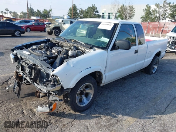 2000 Chevrolet S-10 LS with VIN 1GCCS19W5Y8313840, listed as a IAAI auction lot 41592172 with 245,967 mi miles. Bid and sale history available at carsss.com. Image 2.