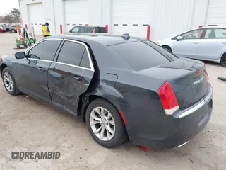 2016 Chrysler 300 Anniversary Edition z VIN 2C3CCAAG0GH135642, wystawiony jako IAAI lot #42073900 z przebiegiem 147 476 mil mil oraz . Historia ofert i sprzedaży dostępna na DreamBid. Obrazek 3.