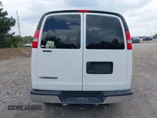 2020 Chevrolet Express Passenger LT z VIN 1GAZGPFG0L1170592, wystawiony jako IAAI lot #39919731 z przebiegiem 124 012 mil mil oraz . Historia ofert i sprzedaży dostępna na DreamBid. Obrazek 16.