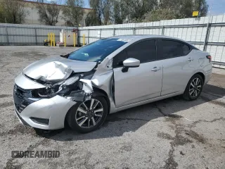 2023 Nissan Versa SV z VIN 3N1CN8EV0PL831371, wystawiony jako Copart lot #55788135 z przebiegiem 51 963 mil mil oraz Czysty tytuł • Clean title. Historia ofert i sprzedaży dostępna na DreamBid. Obrazek 1.