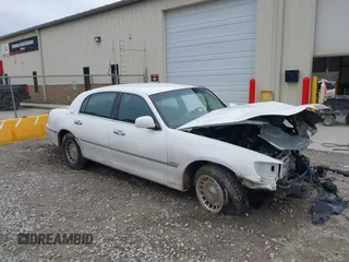 1999 Lincoln Town Car Executive z VIN 1LNHM81W3XY642227, wystawiony jako IAAI lot #41528337 z przebiegiem Nie podano mil oraz . Historia ofert i sprzedaży dostępna na DreamBid. Obrazek 1.