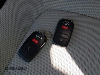 2022 Toyota Corolla Cross LE z VIN 7MUCAAAG3NV012231, wystawiony jako IAAI lot #42022931 z przebiegiem 30 335 mil mil oraz . Historia ofert i sprzedaży dostępna na DreamBid. Obrazek 11.