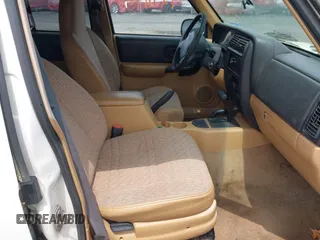 1998 Jeep Cherokee Sport z VIN 1J4FJ68SXWL243008, wystawiony jako IAAI lot #42411968 z przebiegiem 147 680 mil mil oraz . Historia ofert i sprzedaży dostępna na DreamBid. Obrazek 5.