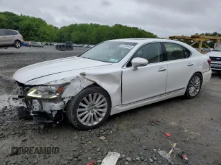 2017 Lexus LS 460 z VIN JTHCL5EF4H5028668, wystawiony jako Copart lot #56200805 z przebiegiem 92 549 mil mil oraz Szkoda całkowita • Salvage title. Historia ofert i sprzedaży dostępna na DreamBid. Obrazek 1.
