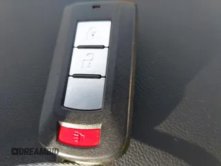 2024 Mitsubishi Outlander S z VIN JA4ARUAU8RU015154, wystawiony jako IAAI lot #42506748 z przebiegiem 18 231 mil mil oraz . Historia ofert i sprzedaży dostępna na DreamBid. Obrazek 11.