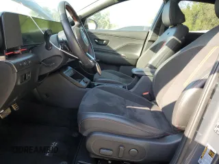 2024 Hyundai Kona N Line z VIN KM8HACA33RU056347, wystawiony jako Copart lot #54813225 z przebiegiem 40 756 mil mil oraz Szkoda całkowita • Salvage title. Historia ofert i sprzedaży dostępna na DreamBid. Obrazek 7.
